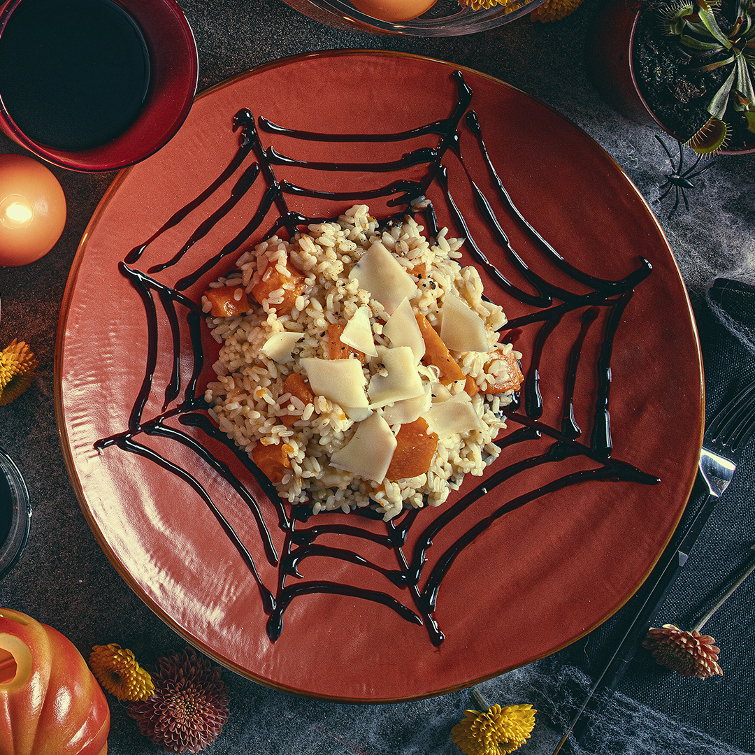 Risotto de calabaza con reducción de vinagre balsámico y pétalos de Emmentaler AOP