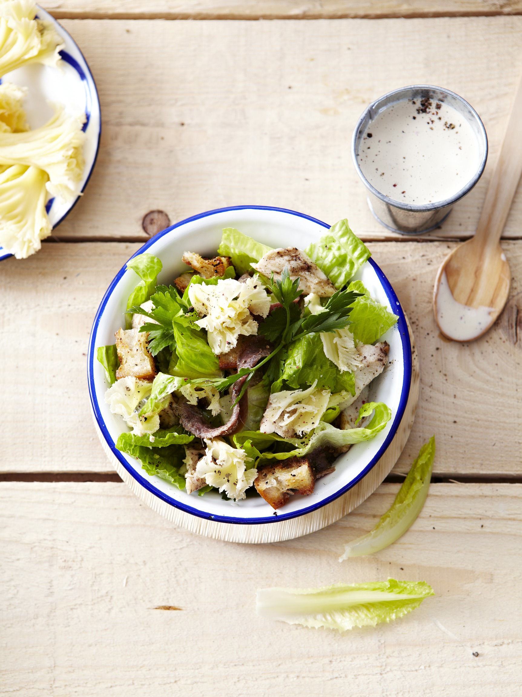 Ensalada César con rosetas de Tête de Moine AOP