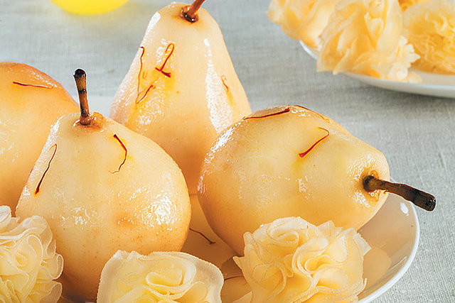 Peras pochadas al limoncello coronadas con Tête de Moine AOP